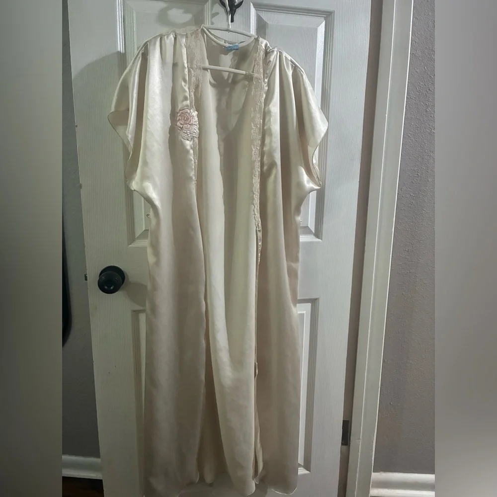 Vintage Women’s Medium Satin Robe - Picture 2 of 10